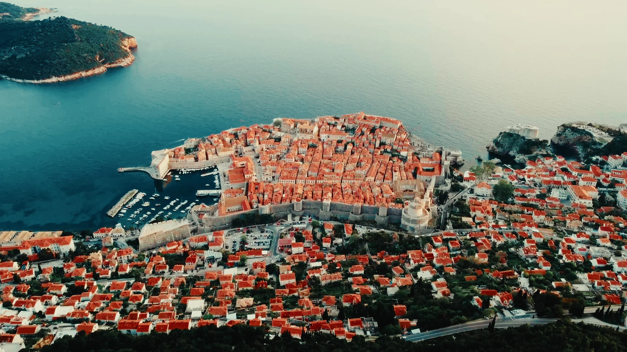 Jadran: Potpis paketa: topli krovovi, tirkizno more